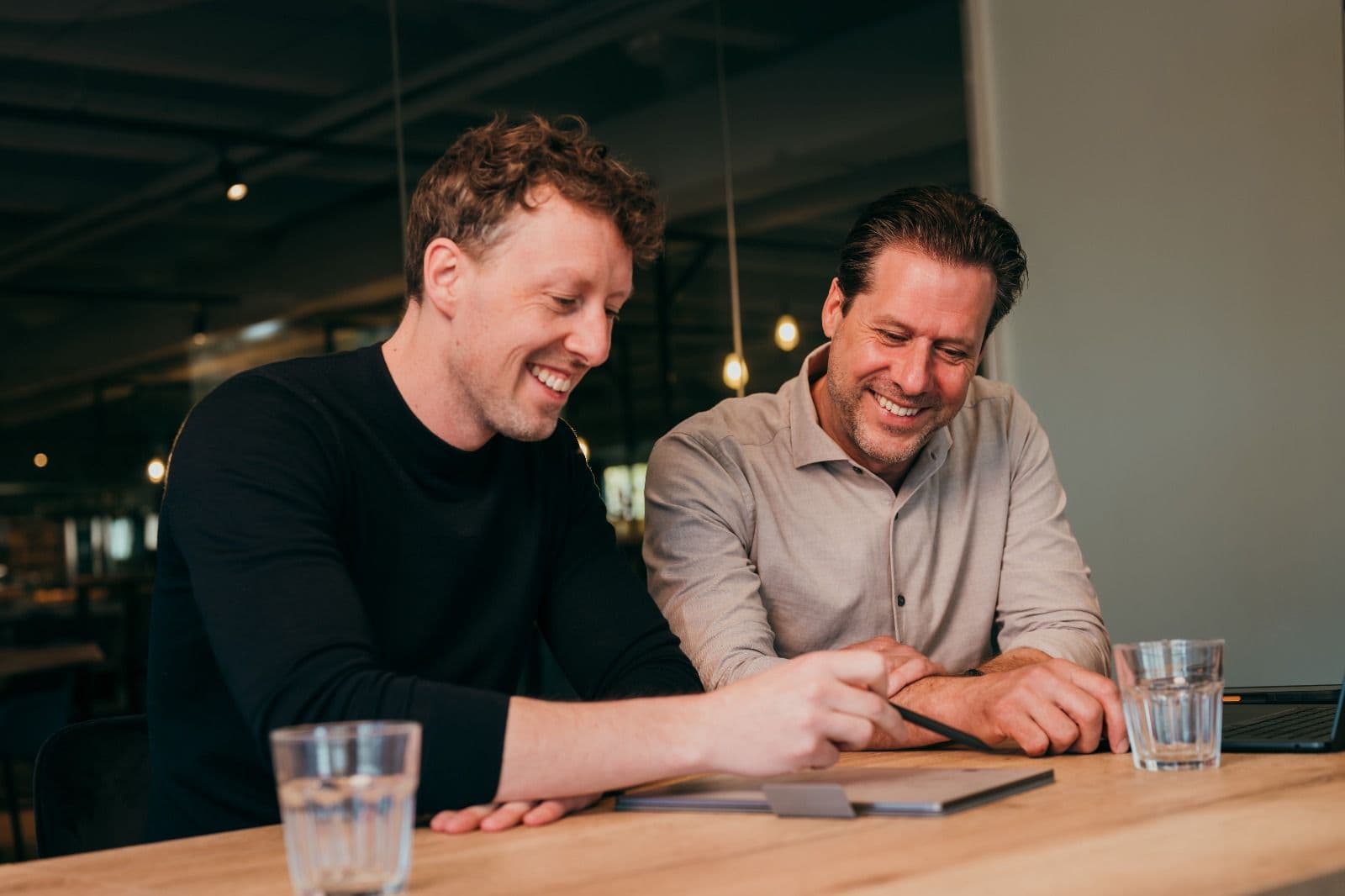Team DriePuntNul in gesprek op kantoor